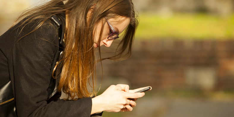 Postur tubuh yang salah saat bekerja atau menggunakan gadget.